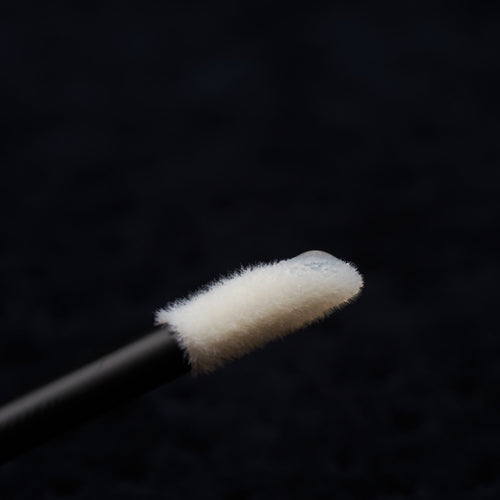 A drop of Gel Remover on a flocked applicator.